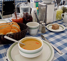 Cabane à sucre, repas, temps des sucres, salle de réception, tire sur la neige, sirop d'érable, eau d'érable, érablière, sucrerie, St-Eustache.